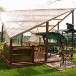 Une excellente option pour un gazebo en bois avec un toit en polycarbonate en nid d'abeille