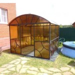 Métal gainé de polycarbonate orange - même par temps nuageux, il fera beau dans le gazebo. C'est une excellente option pour les régions où le soleil est un invité rare.