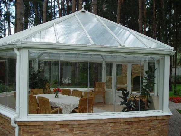 Plastique laiteux sur le toit, vitrage en transparent