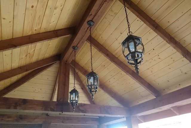 La poutre et le revêtement solide de l'intérieur du belvédère sont magnifiques