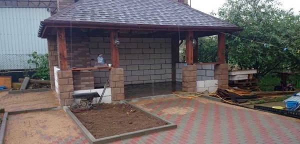 Dans ce projet, les murs ont été posés en béton cellulaire: il est léger et ne créera pas une grande surcharge d'un côté, puis il a été recouvert d'une pierre déchirée