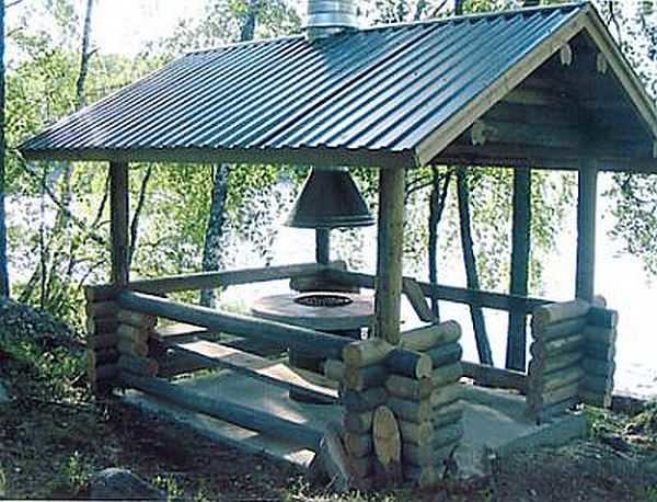 Gazebo d'été rectangulaire en bois rond sous un toit à pignon