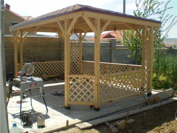 Il s'agit d'un gazebo à ossature en bois sans plancher. Veuillez noter que le toit est quadrangulaire et que le gazebo lui-même est avec des coins biseautés