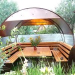 C'est probablement le gazebo le plus simple: deux tuyaux courbés qui sont attachés au dos des bancs de jardin. Le polycarbonate est attaché aux tuyaux. Le gazebo de jardin d'été est prêt
