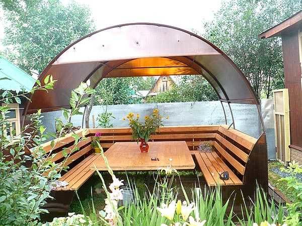 C'est probablement le gazebo le plus simple: deux tuyaux courbés qui sont attachés au dos des bancs de jardin. Le polycarbonate est attaché aux tuyaux. Le gazebo de jardin d'été est prêt