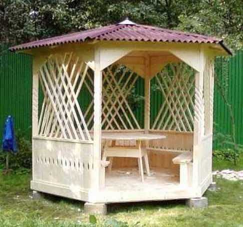 C'est aussi un gazebo en bois, mais avec un plancher en bois. Par conséquent, il est élevé sur des supports. La partie supérieure est à l'origine finie - la reliure des panneaux minces traités est superbe