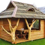 Pour les amateurs de solutions non standard, c'est aussi un gazebo rond en rondins, à l'intérieur duquel deux arbres sont parfaitement inscrits