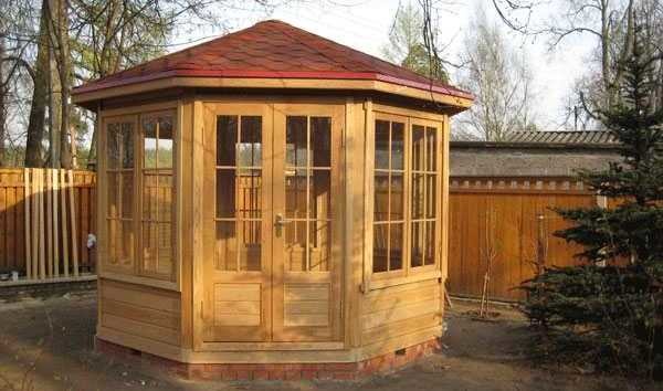 Le toit en dôme est le plus difficile. Si le gazebo est construit pour la première fois de vos propres mains et qu'il y a peu d'expérience avec le bois, il est préférable de trouver une autre option