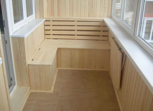 Le balcon est gainé de l'intérieur avec des planches à clin
