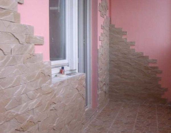 Comment recouvrir sans vitrage: une combinaison d'une surface peinte enduite et d'une pierre décorative