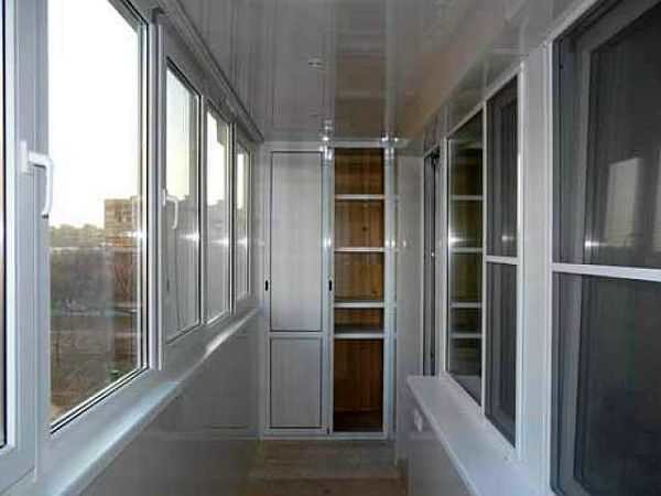 Il ressemble à un balcon gainé de panneaux PVC sans soudure