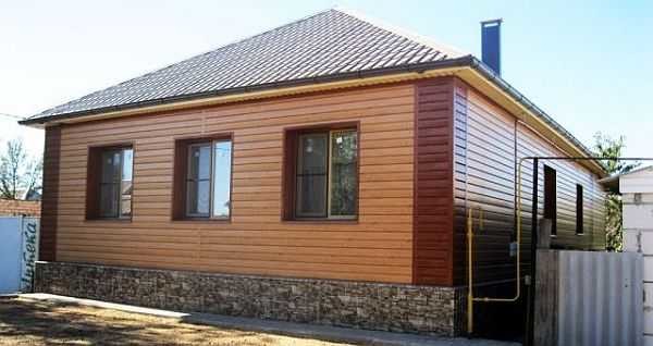 Il n'est pas facile de décorer harmonieusement une maison gainée de parement métallique