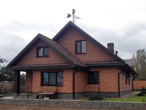 Dans cette maison, les murs et les pignons sont revêtus d'un revêtement de sous-sol, seules différentes collections sont utilisées
