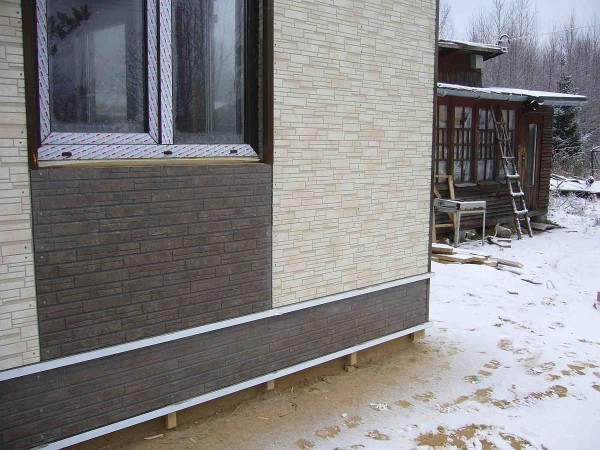 Vous ne savez pas quelle est la meilleure façon de recouvrir l'extérieur de la maison? Il existe des dalles en fibrociment, décoratives et fiables, montées sur le châssis