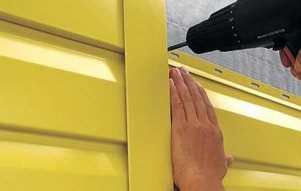 Revêtement de la maison à l'extérieur avec un revêtement métallique est simple: vous pouvez le faire vous-même même sans grande expérience de la construction