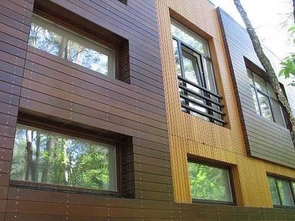 Le revêtement en bois d'une maison peut avoir un aspect totalement atypique: différentes couleurs et tailles, différentes directions. C'est simple et l'effet est incroyable