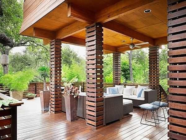 Le point culminant de cet intérieur de véranda de maison de campagne est dans la conception inhabituelle des colonnes