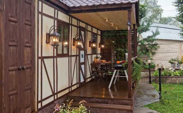 Les lampes, sélectionnées dans le même style que le design de la maison, la décorent non seulement la nuit