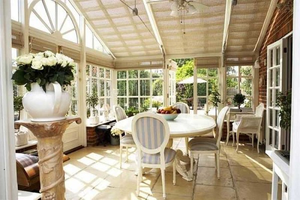 Mettre le pot de fleurs sur un support séparé sous la forme d'une petite colonne est loin d'être une solution de chalet d'été, mais fabriquer un support forgé ou attacher plusieurs pots de fleurs sur des supports - tout le monde peut le faire