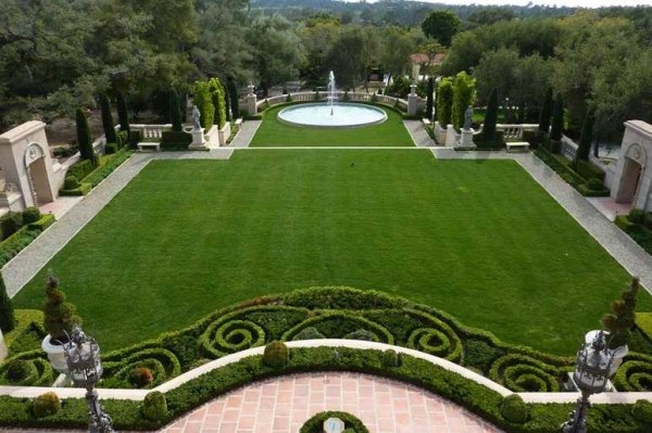 La pelouse du parterre est l'une des plus décoratives et des plus élégantes