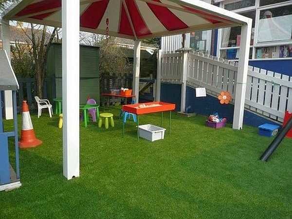 Sur une aire de jeux ou une aire de jeux, il est préférable de semer une pelouse sportive
