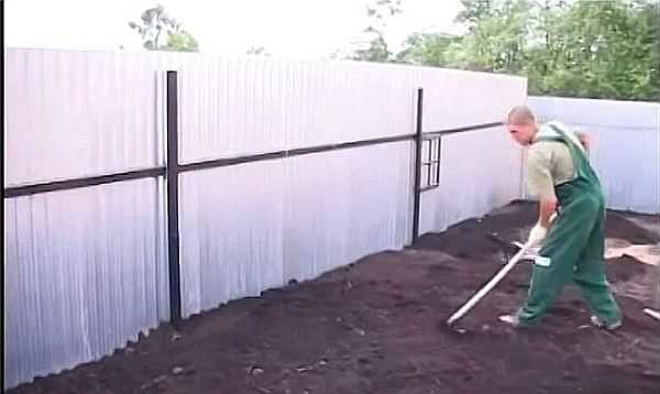 Préparer le sol pour la pelouse - niveler avec un râteau