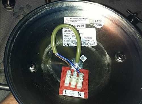 Comment connecter un lustre s'il n'a que deux fils? Aux mêmes fils au plafond sans ordre particulier