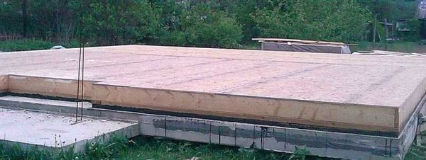 La deuxième étape de la construction d'une maison à ossature est terminée: le sol est posé