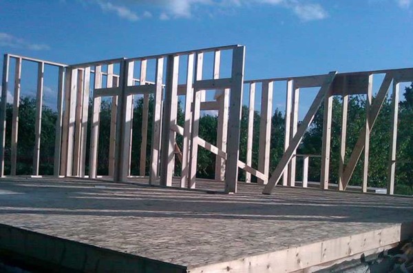 L'assemblage du cadre mural à faire soi-même peut être réalisé progressivement (technologie ballun) ou par block-shields (technologie plateforme)