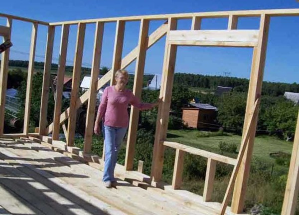 Les piliers renforcés près des fenêtres et des portes sont indispensables. Ce n'est qu'ainsi qu'une maison à ossature construite par elle-même sera fiable
