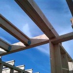 Fixation des poutres de plafond avec des supports métalliques