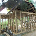 Voici à quoi ressemble le cadre avant gainage. Si les murs ne sont pas gainés, de petites vibrations se font sentir lors des travaux sur le système de chevrons. La gaine extérieure rend le cadre beaucoup plus rigide