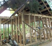 Voici à quoi ressemble le cadre avant gainage. Si les murs ne sont pas gainés, de petites vibrations se font sentir lors des travaux sur le système de chevrons. La gaine extérieure rend le cadre beaucoup plus rigide