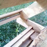 Pour faciliter la fixation des pieds des chevrons, une barre de 50 * 50 mm a été clouée le long du bord des poutres de plancher. Une entaille a été faite dans les chevrons en dessous. Lors de l'installation, ils se sont d'abord simplement appuyés contre la barre, puis ils ont été attachés