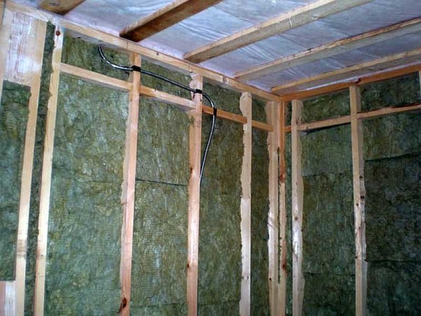 Voici à quoi ressemble un tapis de basalte, installé entre les poteaux.