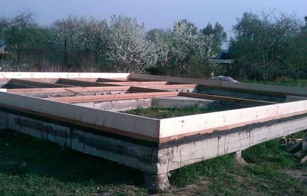 Installation du cerclage: selon les instructions, l'assemblage de la maison à ossature se poursuit par l'installation du cerclage, auquel. les solives de plancher reposeront