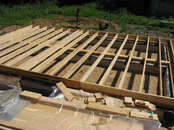 Solives de plancher installées et fixes
