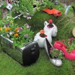 Grille-pain cassé, vieille bouilloire et chaussures - et c'est aussi un parterre de fleurs