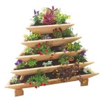 Pyramide de parterres de petites boîtes, de tailles différentes, placées les unes après les autres