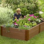 Les parterres de fleurs en bois renversés des planches sont construits en quelques heures