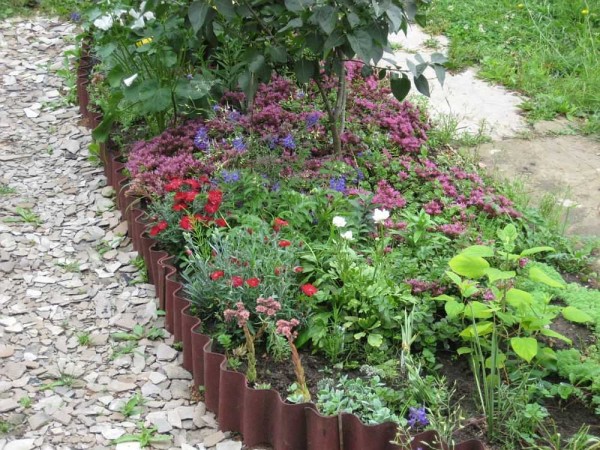 Photo d'un parterre de fleurs en ardoise - une telle clôture a l'air bien