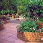 Lors de la construction d'une bordure ronde pour un parterre de fleurs en brique, il est plus économique d'utiliser les moitiés