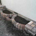 Si le parterre de fleurs est situé près du mur, le mur doit être traité avec un imperméabilisant (mastic bitumineux deux fois)