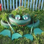 Grenouille mignonne. Un tel parterre de pneus est fabriqué de vos propres mains facilement et naturellement: peignez de la couleur appropriée, ajoutez des yeux et des pattes. Tout