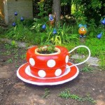 Insolite: une tasse faite de pneus dans laquelle poussent des fleurs
