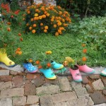 De petites vieilles bottes en caoutchouc qui fuient avec des fleurs plantées seront également une merveilleuse décoration pour un jardin ou une cour.