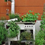 Il s'avère qu'une vieille cuisinière à gaz peut devenir la base d'une plantation de fleurs à plusieurs niveaux.