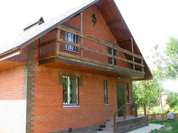 Balcon sur le pignon du toit mansardé
