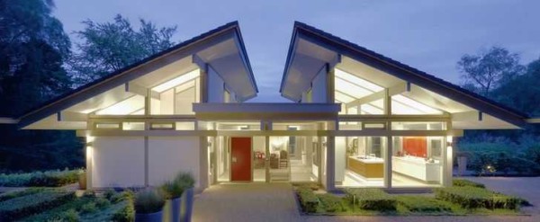 Solution sur mesure: deux toits en pente forment une terrasse entre eux