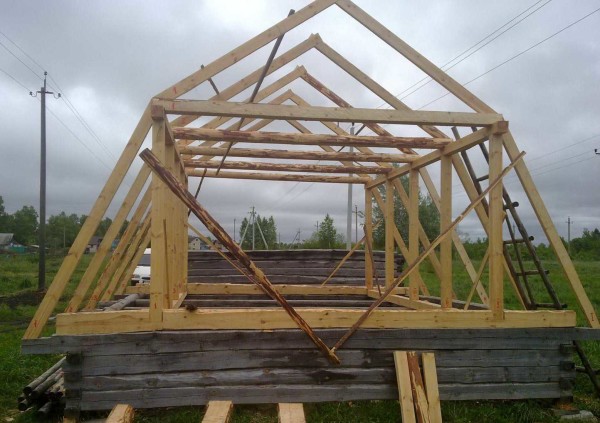 Dispositif de toit mansardé cassé pour une petite maison